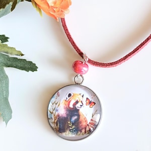 Collana con panda panda rosso e perla in ceramica greca, collana rosso bordeaux con immagine panda rosso, collana con animali