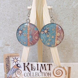 Orecchini di carta pendenti Klimt, orecchini spaiati di carta con dettaglio delle opere di Klimt, orecchini artigianali