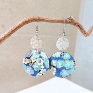 Orecchini di carta giapponese artigianale washi con fiori blu e azzurri, orecchini pendenti rotondi con fiori giapponesi blu carta washi