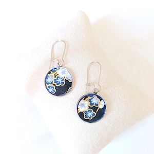 Piccoli orecchini pendenti con carta giapponese artigianale washi a tema floreale, orecchini di carta giapponese con fiori blu e bianchi