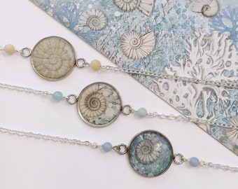 Bracelets sur le thème de la mer et de l'océan avec des ammonites et des fossiles, bracelets avec des pierres d'agate, bracelets avec des ammonites aux motifs variés, bijoux en ammonites