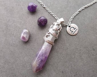 Collier avec cristal de quartz améthyste violet et breloque avec gravure du signe du zodiaque, collier personnalisé améthyste et zodiaque