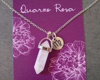 Collier avec petit cristal de quartz rose et signe du zodiaque personnalisé, cristal de quartz rose avec signe du zodiaque gravé