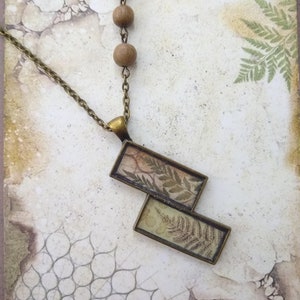 Collana artigianale con felci e perle in legno naturale, collana tema piante con carta decorativa artigianale, felci