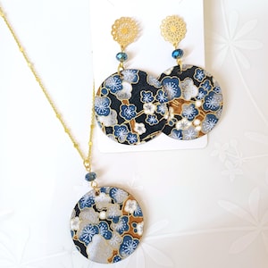 Set collana e orecchini in carta artigianale giapponese washi con fantasia floreale blu oro e argento, parure collana e orecchini floreali