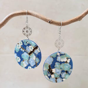 Grandi orecchini tondi di carta giapponese artigianale washi con fiori blu e azzurri, orecchini con fiori giapponesi blu carta washi