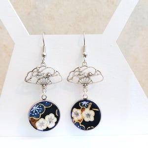 Orecchini pendenti con carta giapponese washi fiori blu e piccoli ventagli argento, orecchini carta giapponese fiori bianchi e blu