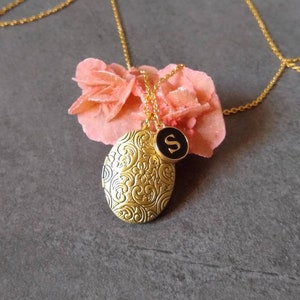 Colgante fotográfico ovalado de estilo vintage con grabados florales y medallón con inicial personalizada y estampado fotográfico personalizado