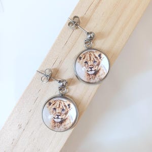 Mini orecchini con leone Simba, orecchini piccoli con cucciolo di leone, orecchini anallergici, cucciolo di leone, orecchini con animali