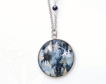 Pendentif avec forêt de sapins fantaisie bleue avec perles bleues et argentées scintillantes, collier fantaisie, collier pays des merveilles