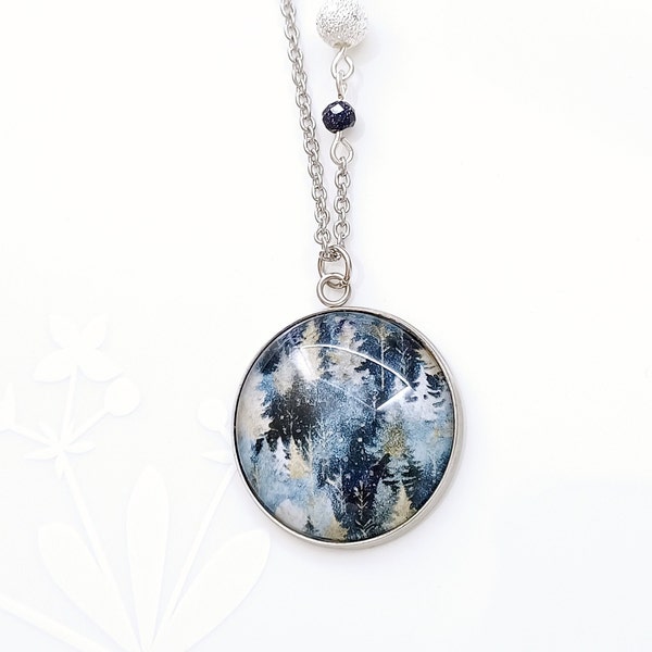 Pendentif avec forêt de sapins fantaisie bleue avec perles bleues et argentées scintillantes, collier fantaisie, collier pays des merveilles