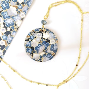 Collana con pendente in carta giapponese artigianale Chiyogami in fantasia floreale oro argento e blu, collana carta washi floreale