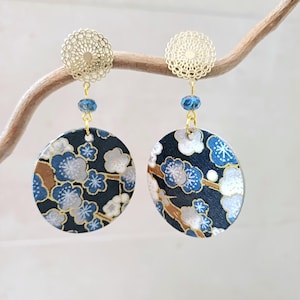 Grandi orecchini tondi di carta giapponese artigianale washi con fiori blu, orecchini con fiori giapponesi carta washi sfondo blu notte
