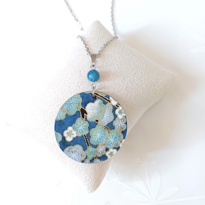 Collana con pendente in carta giapponese artigianale Chiyogami in fantasia floreale azzurro argento e blu, collana carta washi floreale