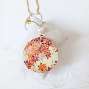 Collana con pendente in carta giapponese artigianale Washi in fantasia floreale toni caldi rosso arancione e oro con perla di acqua dolce