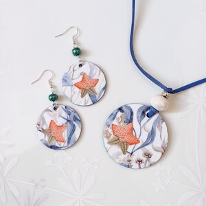Set collana e orecchini in carta tema estivo con stella marina, parure collana e orecchini tema mare con stella marina, gioielli blu
