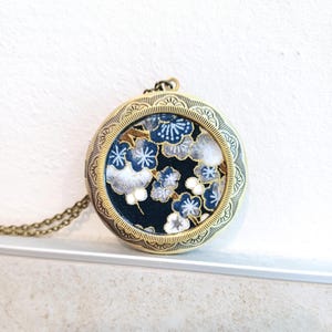 Grande medaglione portafoto stile vintage con carta giapponese artigianale Chiyogami di fiori blu, medaglione con stampa foto personalizzata