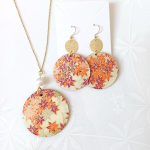 Set collana e orecchini in carta artigianale giapponese washi con fantasia floreale rosso e oro, parure collana e orecchini floreali