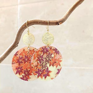 Grandi orecchini tondi di carta giapponese artigianale washi con fiori rossi e oro, orecchini con fiori giapponesi rossi carta washi
