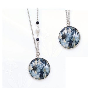 Pendente con bosco fanstasy blu di abeti con perle scintillanti colore blu e argento, collana fantasy, collana bosco delle meraviglie