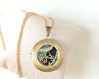 Medallón fotográfico abatible de estilo vintage con papel japonés chiyogami floral y foto personalizada.