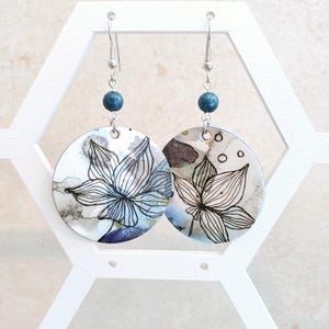 Orecchini di carta pendenti floreali con illustrazioni ad acquerello e disegno stilizzato di fiori a punta sottile nera