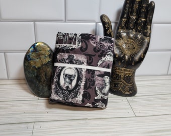 ¡Calaveras y brujas enmarcadas Tarot Cloth / Wrap más una lectura gratuita!