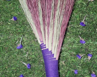 Escoba ritual hecha a mano / Escoba rosa y morada, herramienta de altar de brujería