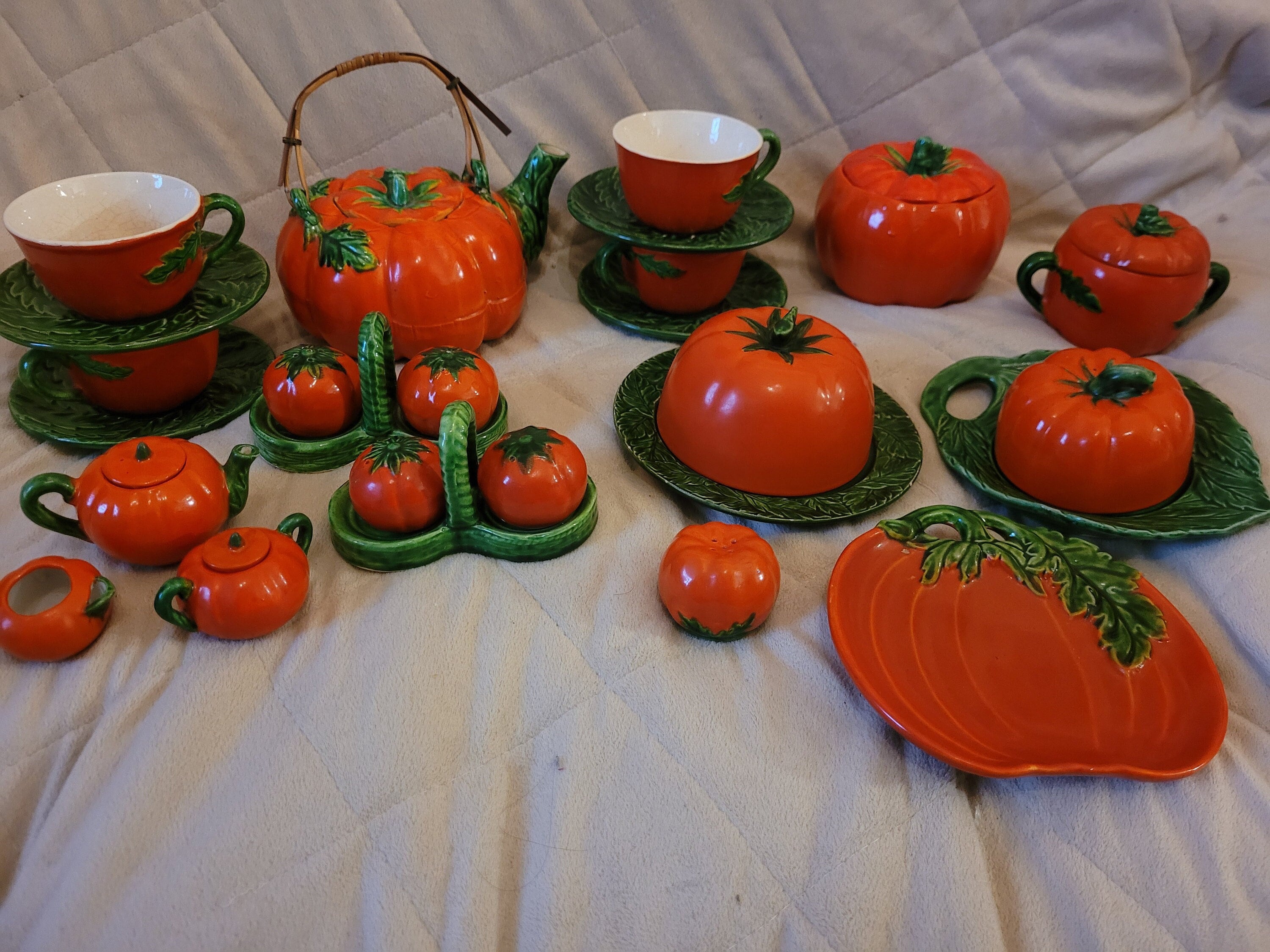 Red Tomato/Pumpkin 3D Vegetable Shape Handpainted Ceramic Salt and Pepper Shakers Cruet Set