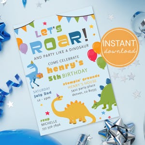 Pode incluir: Um convite para festa de aniversário com tema de dinossauro azul claro com o texto "Let's ROAR!" e "5º Aniversário de Henry". O convite inclui ilustrações de dinossauros, balões e detalhes da festa. Um círculo laranja com "DOWNLOAD INSTANTÂNEO".