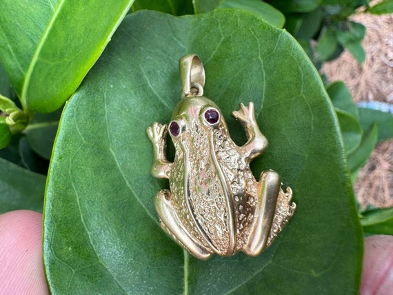 Beautiful Large Solid 14k Yellow Gold Frog with R… - image 6