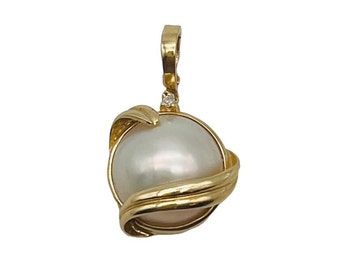 Gorgeous Vintage Solid 14k Yellow Gold Pearl and Diamond Pendant!
