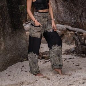 Pantaloni harem neri: stampa mandala, larghi, stile boho, da casa