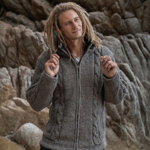 Braune Zopfstrickjacke aus Wolle – Handgefertigter Aran-Hoodie mit Fleecefutter und abnehmbarer Kapuze