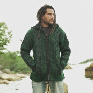 Grüner Aran-Woll-Hoodie - Fleece gefütterte Zip-Jacke mit abnehmbarer Kapuze | Handgemachte Unisex Winter Strickware aus Nepal