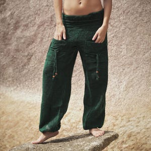 Warme Vegan freundliche Hose, grüne Hose mit Perlentaschen und Smokbund