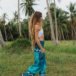 Türkise Haremshose mit Pfauenfeder Design, Aqua Yogahose, bequeme Hose für Festivals, Boho Kleidung, Größe klein, mittel und groß Bild 3