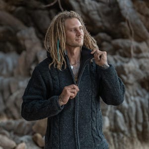 Chaqueta de punto de cable de lana gris / Chaqueta Aran con capucha y cremallera hecha a mano para hombre / Prenda de punto cálida para exteriores para caminar, jardinería y capas gruesas de invierno
