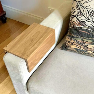 Mesa de sofá con reposabrazos a medida, de madera maciza de eucalipto australiano. ¡Hecha a mano!