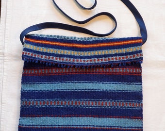 WOVEN BAG in blue, with snap fastener