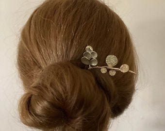 Épingle à cheveux en laiton avec feuilles d'eucalyptus, large porte-chignon botanique en argent, ornement de cheveux léger et durable, deux dents robustes