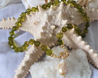 Collana di peridoto verde annodata a mano, collana di perle barocche d'oro, gioielli di peridoto, collana di pietre preziose con perline, regalo per lei