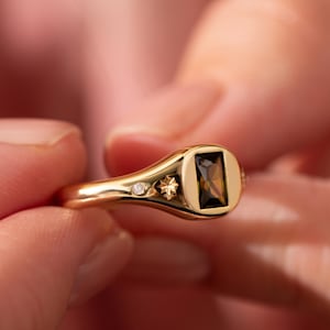 Anillo de sello ajustable con peridoto baguette