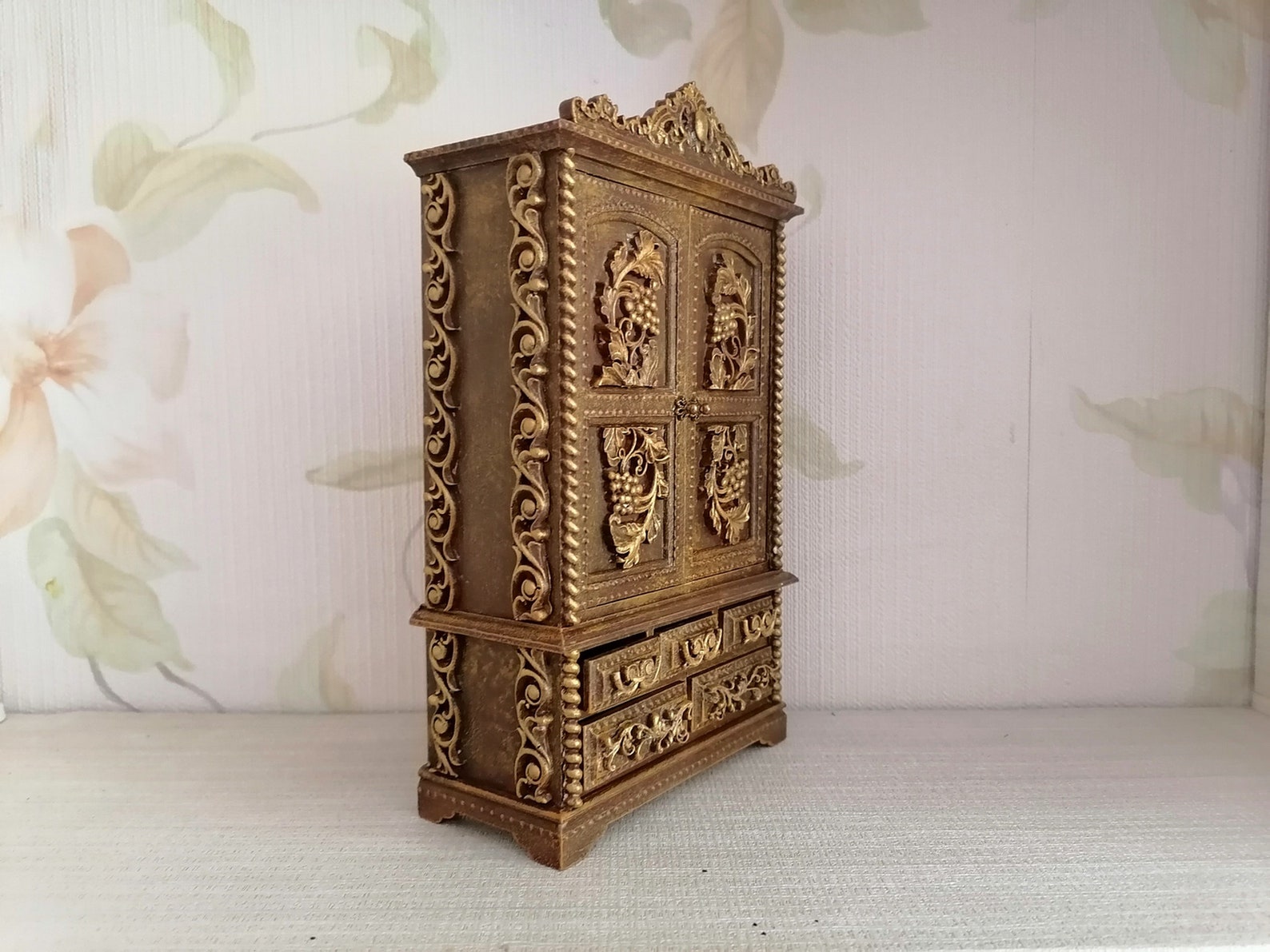 OlgaDollhous geschnitzte Holzschrank. Puppenhaus | Etsy