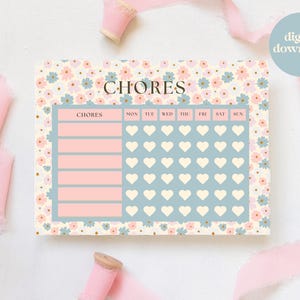 Puede incluir: Un gráfico de tareas imprimible con un patrón floral en rosa y azul. El gráfico tiene una sección para enumerar las tareas y una cuadrícula para realizar un seguimiento de la finalización con corazones. El texto "CHORES" está en la parte superior del gráfico.