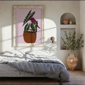 Puede incluir: Una impresión artística enmarcada que presenta una ilustración estilizada de una planta en maceta con grandes hojas verdes y un acento púrpura. La obra de arte se exhibe sobre una cama en un dormitorio de tonos neutros.