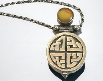 Vintage Sterling Silver Celtic Knot Locket w/ Round Polished Stone - Pendant Necklace on 925 Twisted Rope Chain - Retro "Poison" Locket