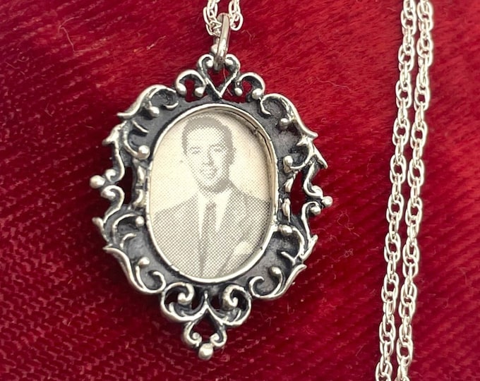 Silver Photo Frame Pendant Necklace - Vintage Beau Sterling Oval Frame Jewelry MCM Mid Century Modern Photography Gift for Her 1950s