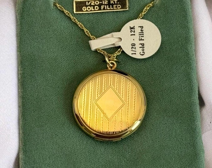 Vintage 12K Gold Filled Round Locket Pinstripes w/ Diamond Cartouche - New Old Stock -on 12K GF 30" Chain - Ca 1940s - 2 Photo JMF Fisher Co