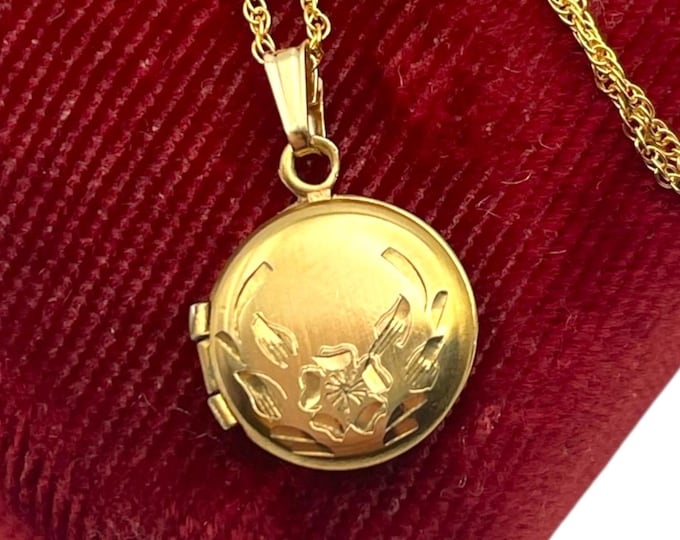 Vintage Gold Locket - Round Gold Filled Etched Flower Small Petite Necklace on 14K GF Chain WEH hallmark Hayward Retro Photo Estate Jewelry
